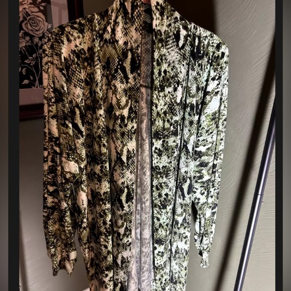 Womens Comfort Code Cuddl Duds Open Cardigan Green Animal Print M Thumb Holes - Picture 4 of 7